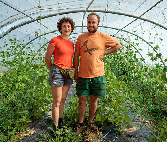 Justine WITTNER et Valentin BOURRET dans leur exploitation maraîchère