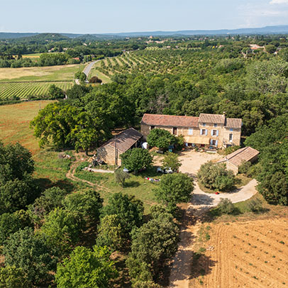 Vue aérienne du domaine de la Rouge Jouvence dans la Drôme entouré de ses vignes