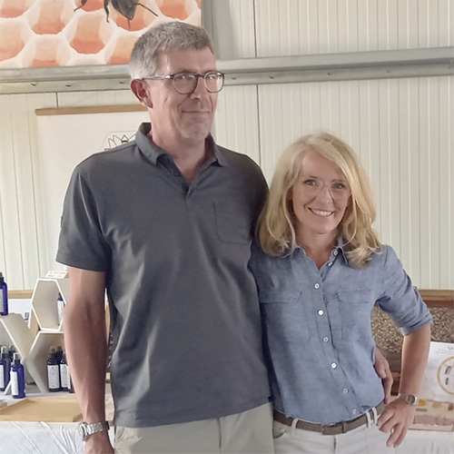 Corine Lafrogne et son mari devant les produits d'Aromabeille