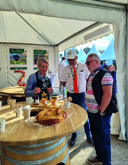 Corine Lafrogne, apicultrice installée dans la Drôme, fait déguster ses produits sur le stand de la Safer