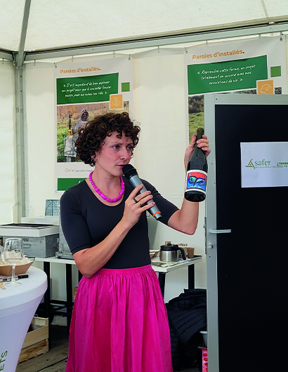 Justine Wittner, viticultrice bio dans la Drôme, présente ses derniers crus sur le stand de la Safer