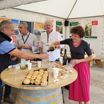 Dégustation de vins bios sur le stand de la Safer AuRA