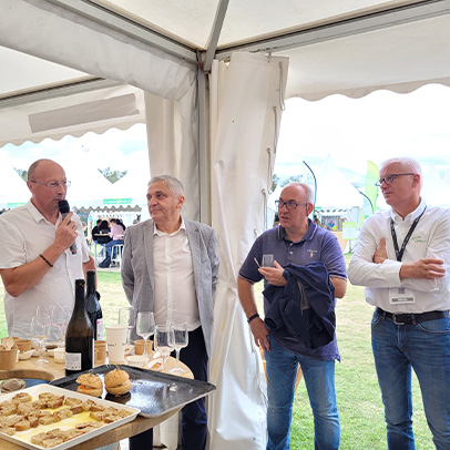 Jean-François Farinet, présente les crus en dégustation, du Domaine Lombard